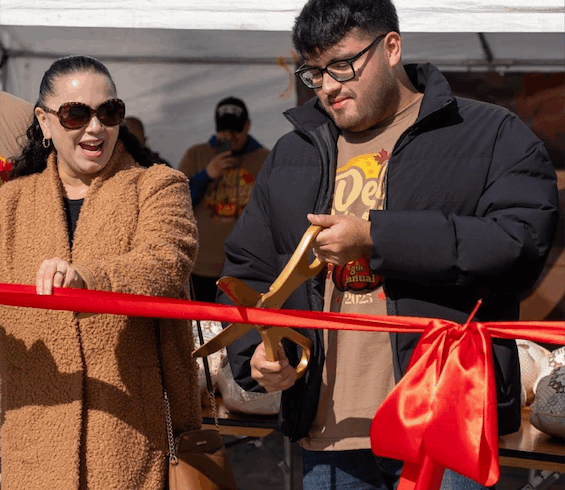 DEL RECORDS CELEBRA EL DÍA DE ACCIÓN DE GRACIAS REPARTIENDO MÁS DE 500 PAVOS A FAMILIAS DE LYNWOOD, CALIFORNIA