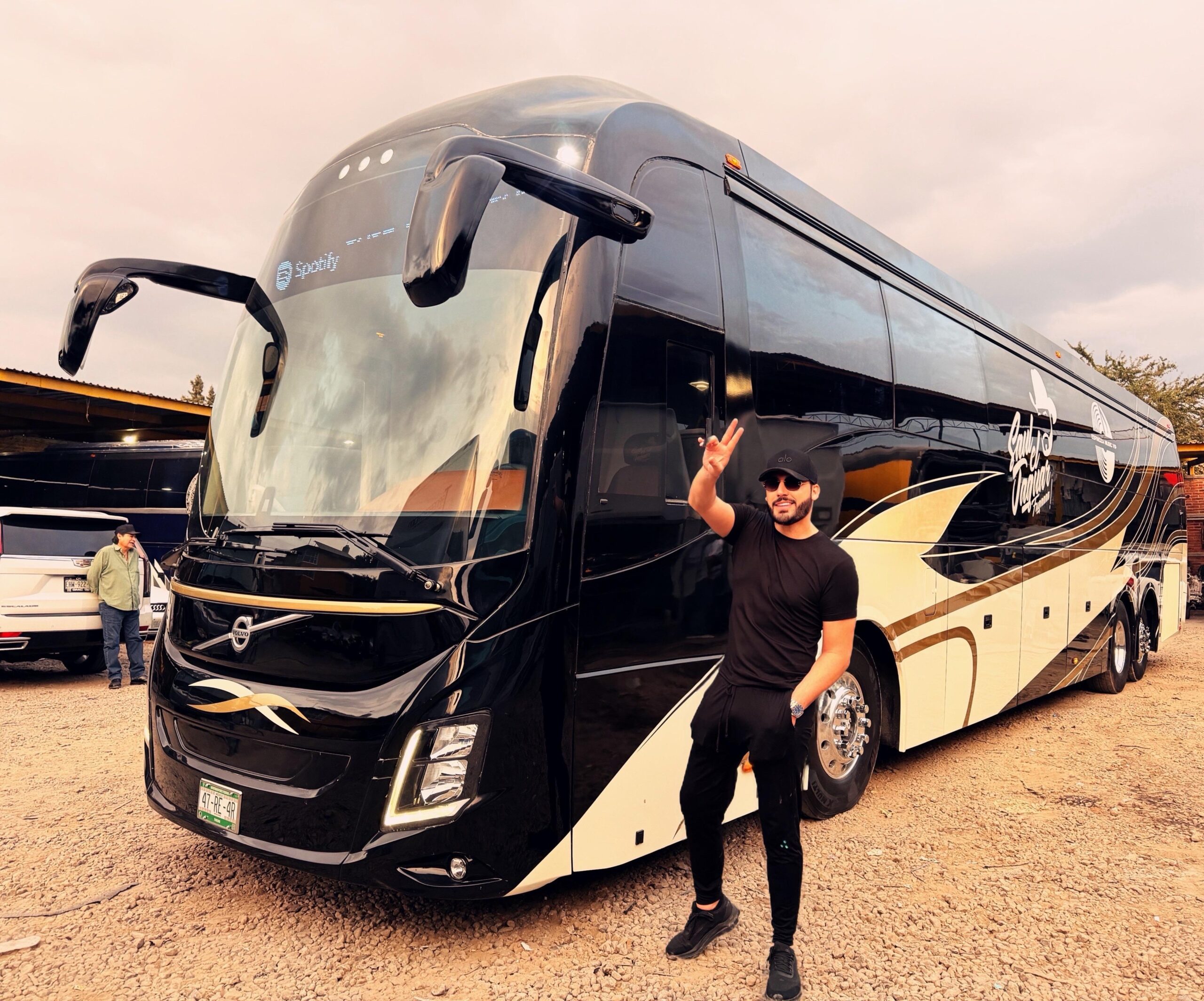 SAÚL “EL JAGUAR” ESTRENA NUEVO AUTOBÚS.