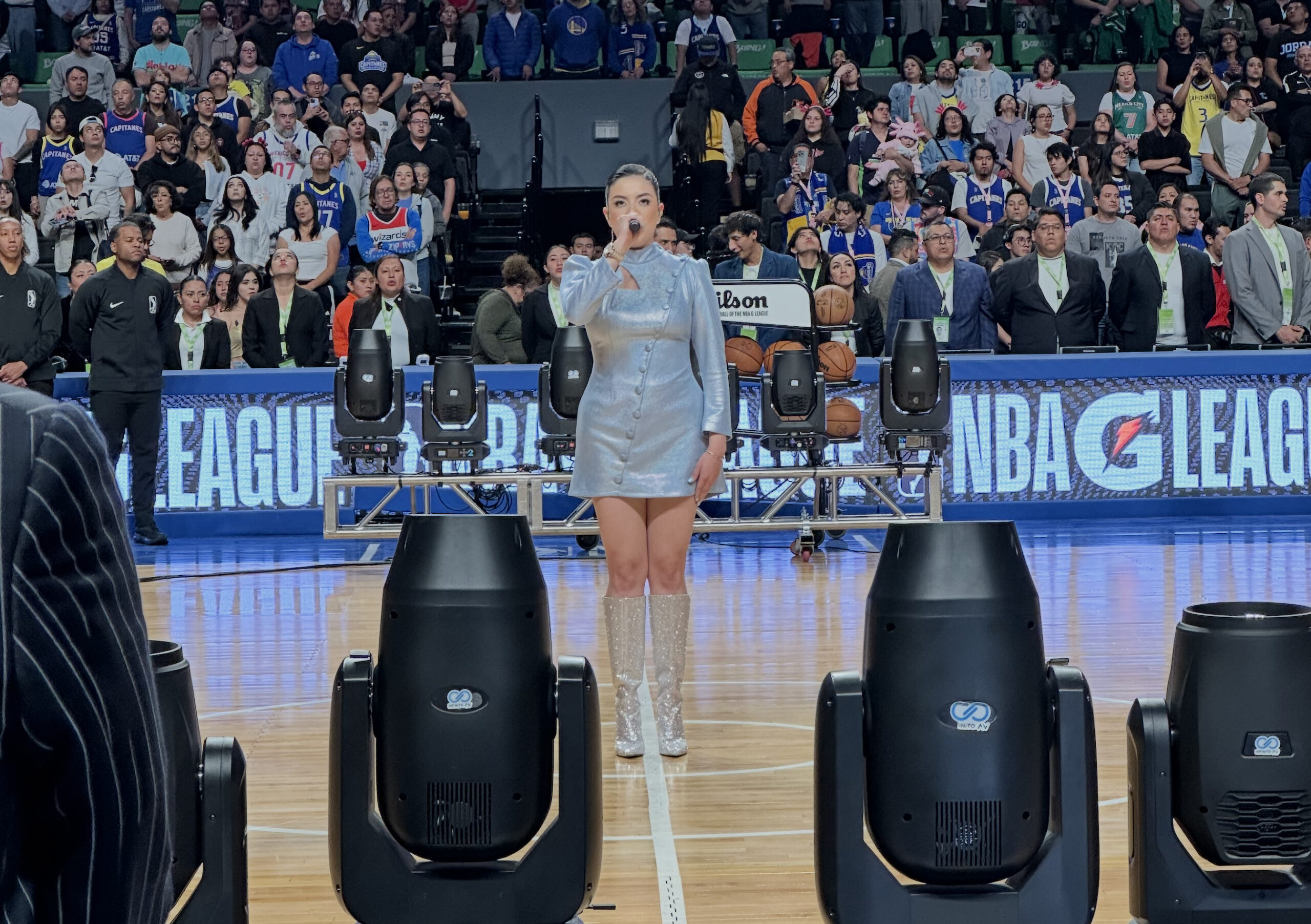 Janeth Valenzuela: La Reina del Acordeón honra al país con su interpretación del Himno Nacional en el Opening Night de Capitanes